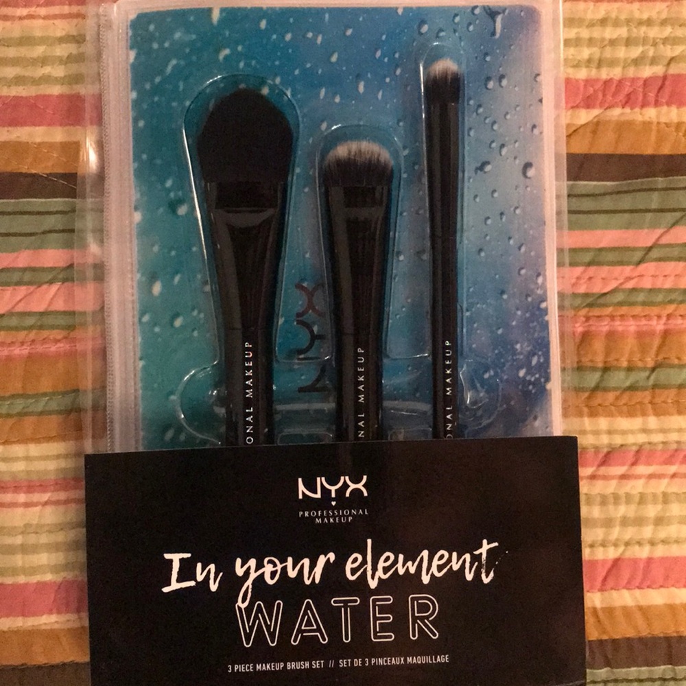 NYX 3 piece make up brush ser